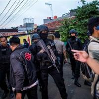 aparat-gabungan-gerebek-kampung-boncos