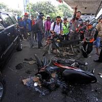 hilang-kendali-mobil-tabrak-empat-motor-di-pesing