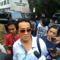 datangi-polda-metro-ayah-mirna-bawa-bukti-hasil-investigasinya