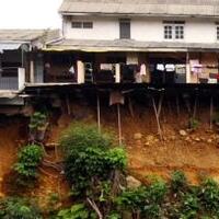 proyek-mnc-sebabkan-longsor-di-cigombong-warga-terisolasi