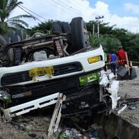 truk-kecelakaan-di-tol-merak-mercy-tabrak-motor-di-casablanca