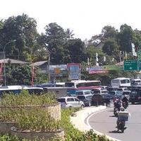 macet-7-km-polisi-berlakukan-sistem-satu-arah-di-puncak