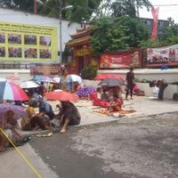 jelang-imlek-pengemis--boyongan--ke-vihara-dharma-bhakti