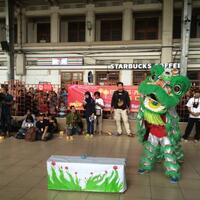 meriah-ada-atraksi-barongsai-di-stasiun-jakarta-kota