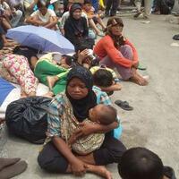 perilaku-jorok-pengemis-saat-menunggu-angpau