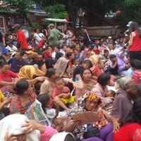 demi-angpau-sri-rela-jalan-kaki-dari-tanjung-priuk