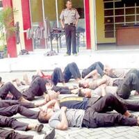 wahai-polisi-rajinlah-salat-sebelum-dihukum-push-up-dan-tatap-matahari