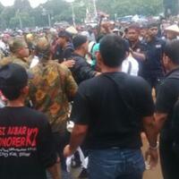 demo-di-depan-istana-sesama-guru-honorer-bentrok