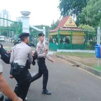 pekerja-honorer-pingsan-saat-demonstrasi-di-depan-istana