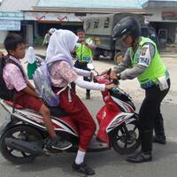 kena-razia-anak-cewek-sd-ini-berani-bentak-polisi-tapi-akhirnya-mewek-juga