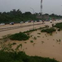 hujan-lebat-beberapa-ruas-jalan--tol-di-dki-terendam-banjir