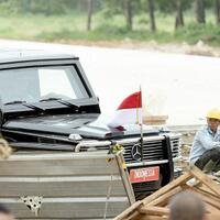 blusukan-jokowi-nyetir-mobil-sendiri