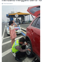 lihat-polisi-ganti-ban-mobil-perempuan-cantik-di-tol