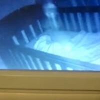 penampakan-sosok-hantu-terekam-kamera-ganggu-bayi-tertidur