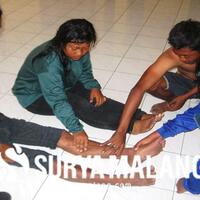 anjal-ini-gesit-sekali-membuat-petugas-satpol-pp-terjungkal-dan-kehilangan-ponsel