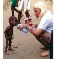 kisah-sedih-di-balik-foto-anak-afrika--wanita-bertato