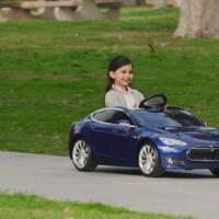 sayang-anak-mobil-miniatur-tesla-model-s-untuk-anak2