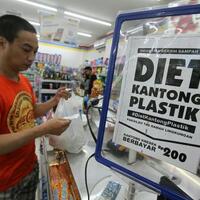 plastik-berbayar-akan-sasar-pasar-tradisional