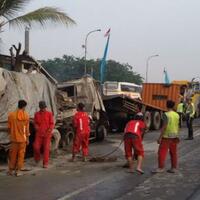 truk-terbakar-di-tol-jatinegara-lalin-arah-cawang-sampai-tanjung-priok-macet