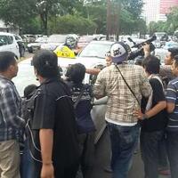 hindari-pewarta-politikus-pkb-nekat-lari-larian-di-jalur-cepat