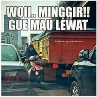 ngakak-meme-emak-emak-naik-motor-di-jalan-sein-ke-kiri-belok-ke-kanan