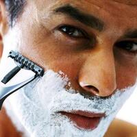 pria-ini-5-tips-bercukur-bagi-kulit-berjerawat