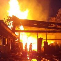 kebakaran-kalijodo-8-mobil-damkar-diterjunkan