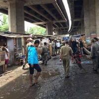 sadis-penghuni-kolong-tol-ceburkan-petugas-pln-ke-sungai