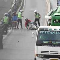 terobos-busway-lalu-kabur-biker-dijatuhkan-polisi