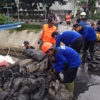 damkar-jakpus-sedot-lumpur-mengeras-di-gorong-gorong-istana