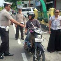 polisi-dan-monyet-pada-ngapain-tuh-gan