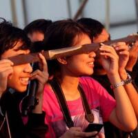 cara-unik-nikmati-gerhana-matahari-total