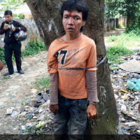 astaga-kelaparan-pengemis-ini-malah-disiksa-dan-dikat-di-pohon