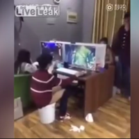 demi-tetap-nge-game-gamer-bab-di-depan-komputer