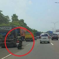 heboh-pemotor-melaju-di-tol-jagorawi-lewati-3-mobil-polisi