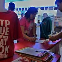 dukung-ahok-warga-datangi-gerai-temanahok-untuk-verifikasi-ulang