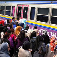 di-krl-katanya-penumpang-wanita-lebih-ganas-dari-lelaki