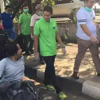 sandiaga-uno--merampok--sampah-bersama-tuna-daksa