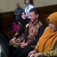 jelang-vonis-gatot-evy-bermesraan-di-pengadilan