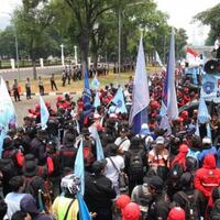 pagi-ini-2000-sopir-angkutan-umum-demo-di-depan-istana
