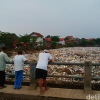 cerita-mengerikan-warga-soal-bangkai-hewan-dan-horor-sampah-di-cikapundung