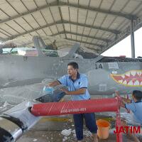 selingan-komandan-pun-turut-mencuci-pesawat-super-tucano
