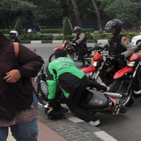 vid-sadis-polisi-pukul-driver-ojek-online-pakai-popor-senjata