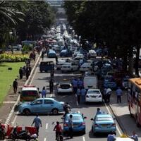 polisi-bubarkan-paksa-demo-sopir-taksi