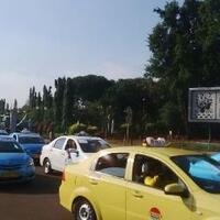 pendemo-sempat-ancam-pengemudi-taksi-yang-masih-beroperasi