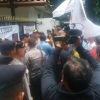 jangan-minta-duit-dulu-ya-nak-bapak-lagi-demo