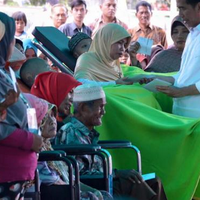 ringankan-beban-lanjut-usia-jokowi-beri-rp-200-ribu-bulan