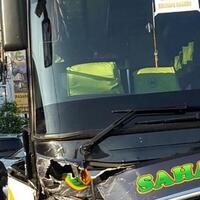 ngueenggg-jakarta---sebuah-mobil-toyota-fortuner-bertabrakan-dengan-bus-pariwisata