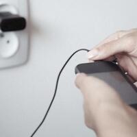 jangan-lakukan-4-hal-ini-ketika-charge-ponsel