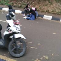 anak-alay-foto-foto-di-tengah-jalan-kampus-ui